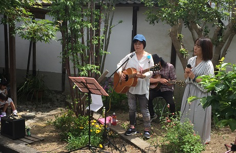 庭でミニコンサート